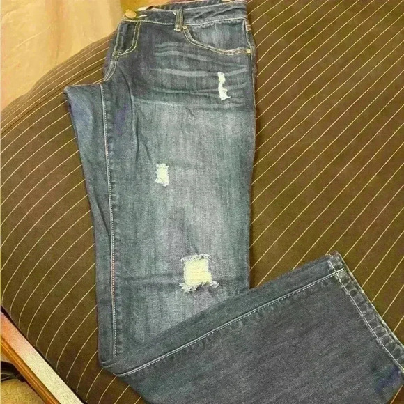 Cabi Slim Boyfriend distressed jeans - Picture 5 of 5